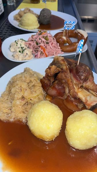 Schweinshaxe mit Knödeln, Sauerkraut und Wurstsalat