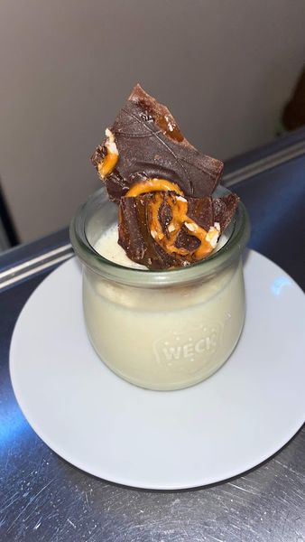 Dessert im Glas mit Schokoladenkeks