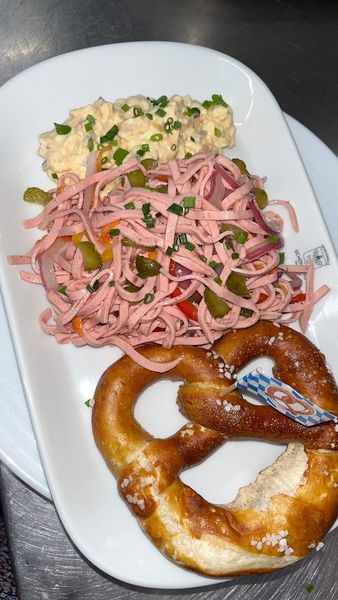 Wurstsalat mit Brezn und Kartoffelsalat