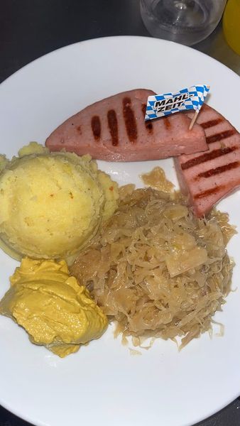 Bratwurst mit Kartoffelpüree und Sauerkraut