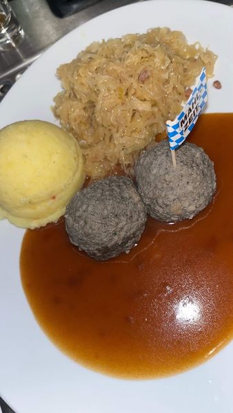 Knödel mit Sauerkraut und Bratensoße