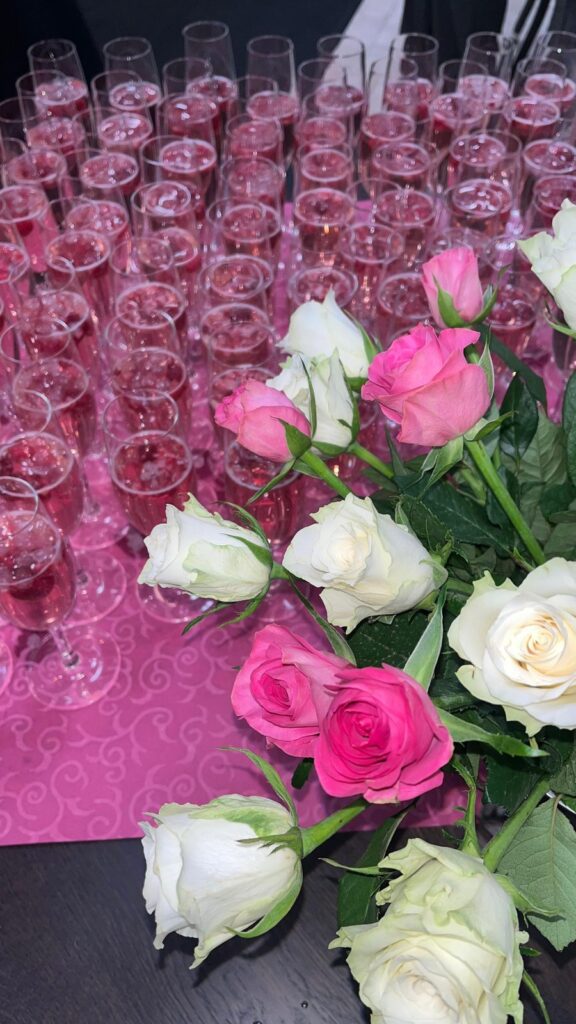 Festlich gedeckter Tisch mit Rosen und Gläsern