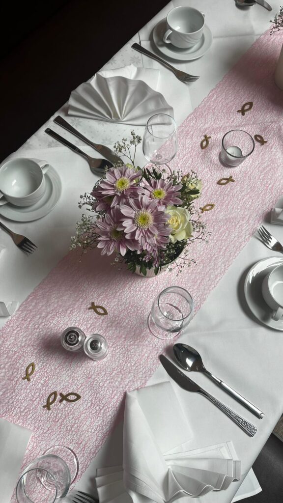 Festlich gedeckter Tisch mit Blumendekoration