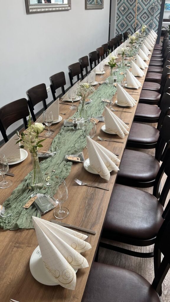 Lange Festtafel mit Servietten und Dekoration