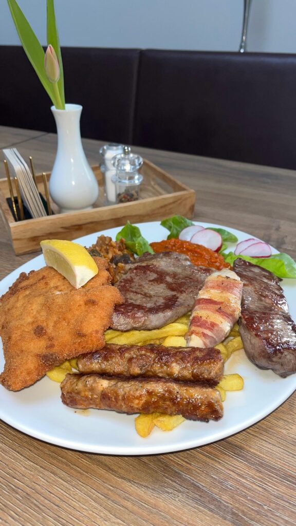 Grillteller mit Fleisch und Beilagen