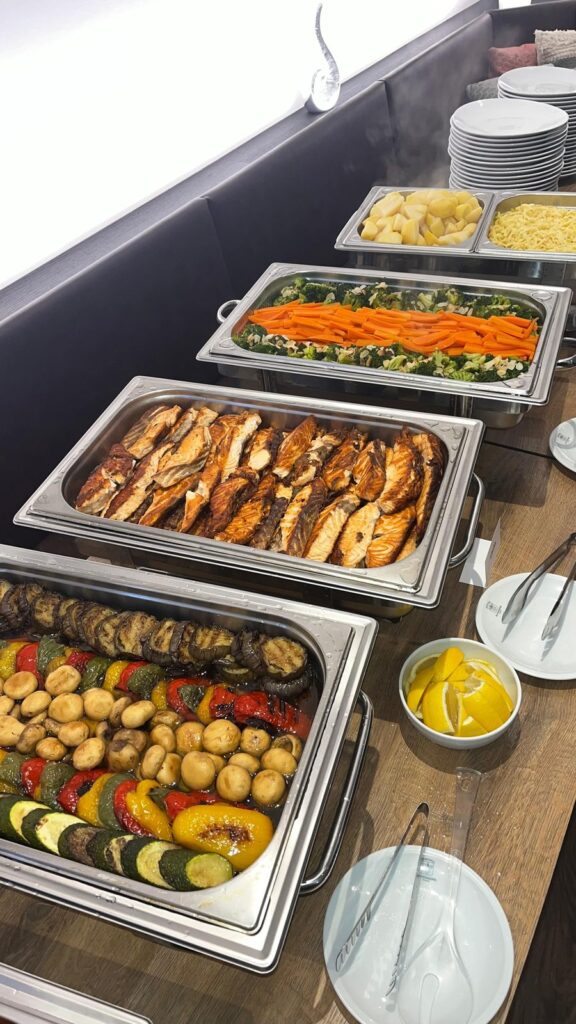 Warmes Buffet mit Grillgemüse und Fleisch