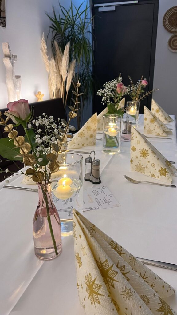 Buffet mit Fleischplatten und Salaten