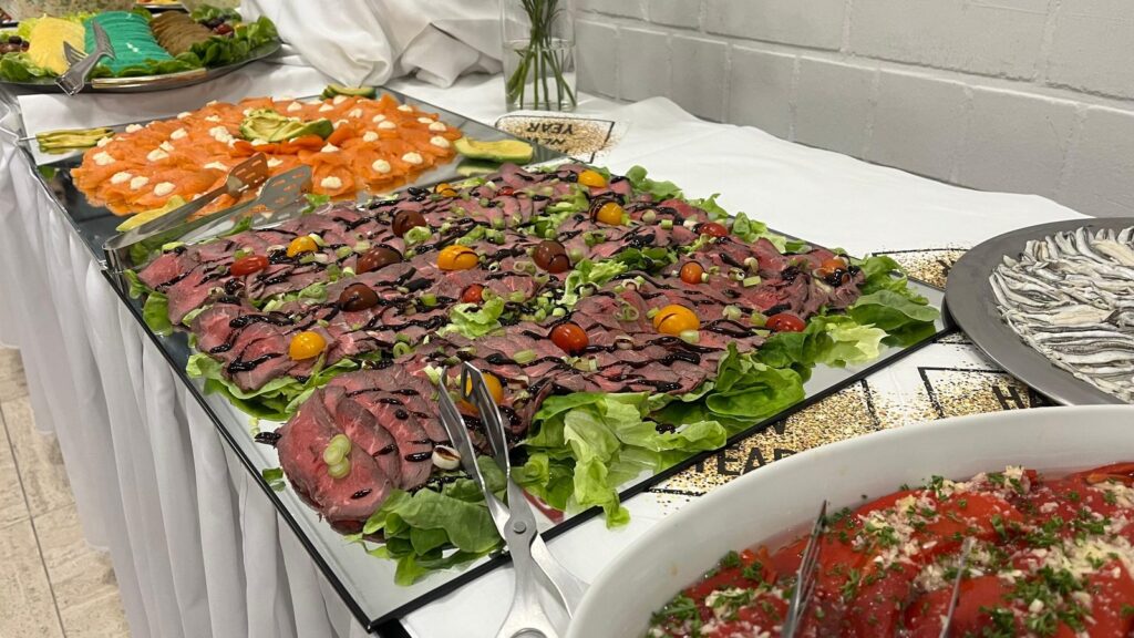 Antipasti-Platten mit Caprese, Käse und Wurst