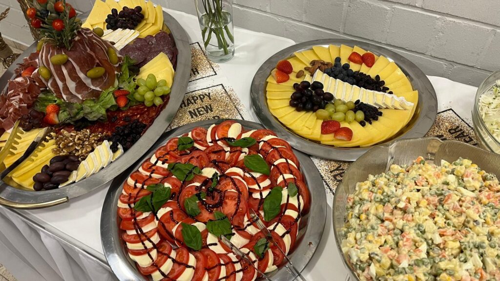Käseplatte, Caprese und Salat am Buffet