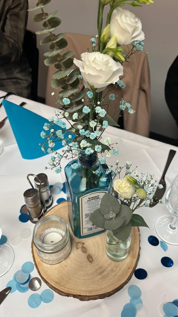 Tischdekoration mit Blumen und Kerzen