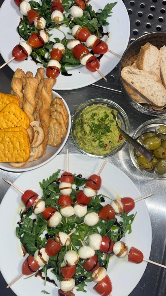 Buffet mit Caprese, Antipasti und Salaten