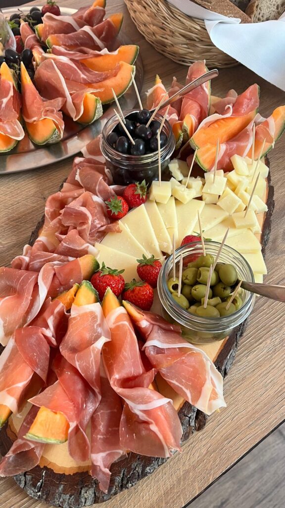 Antipasti-Platte mit Schinken, Käse und Oliven