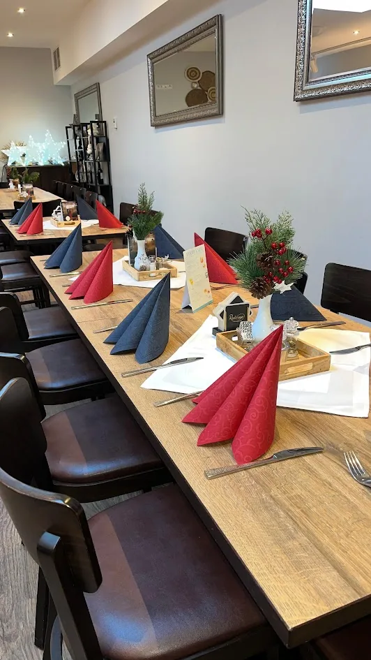 Festlich gedeckte Tafel für eine Weihnachtsfeier im Magnolia Kronberg